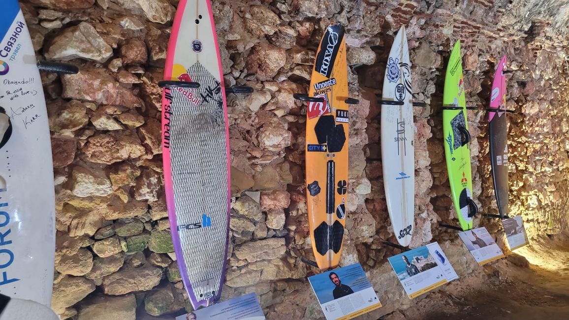 Bretter der Surfstars (30 Meter Wellen)