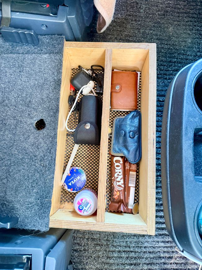 Meine Ablage mit der Geldbörse und der Ledertasche für die Münzen. Zum Glück sind mir auch die Cornys geblieben.