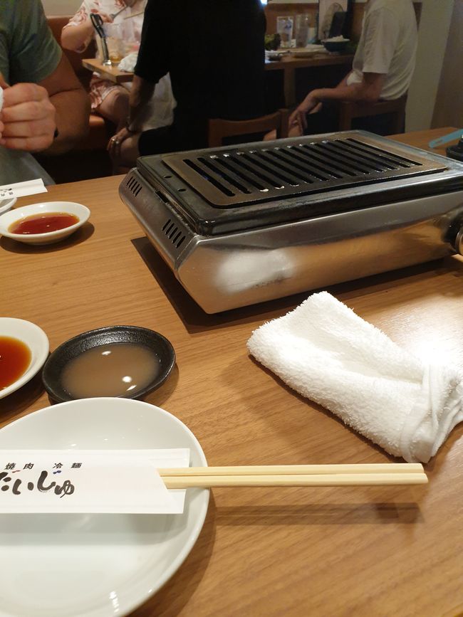 Hier gehts zum Yakiniku, da wird gleich der Grill angeschmissen.
