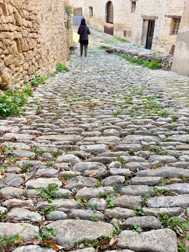 Les chemins pavés racontent des siècles passés.