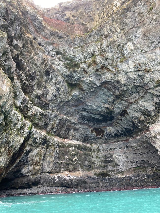 Höhle an der Küstenlinie