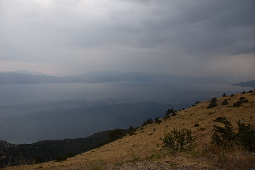Lago di Ocrida con auto e Hergen