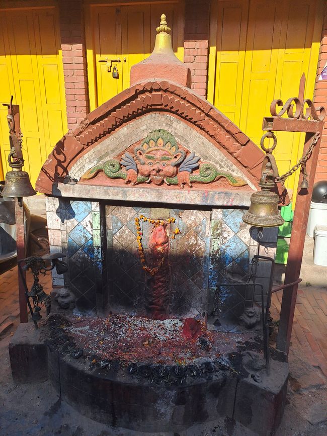 Weitere Anbetungs- und Opferstätten in Bhaktapur. Jeder Tempel und auch jede andere Anbetungsstätte hat Glocken, mit denen vor dem Gebet die Götter geweckt werden.