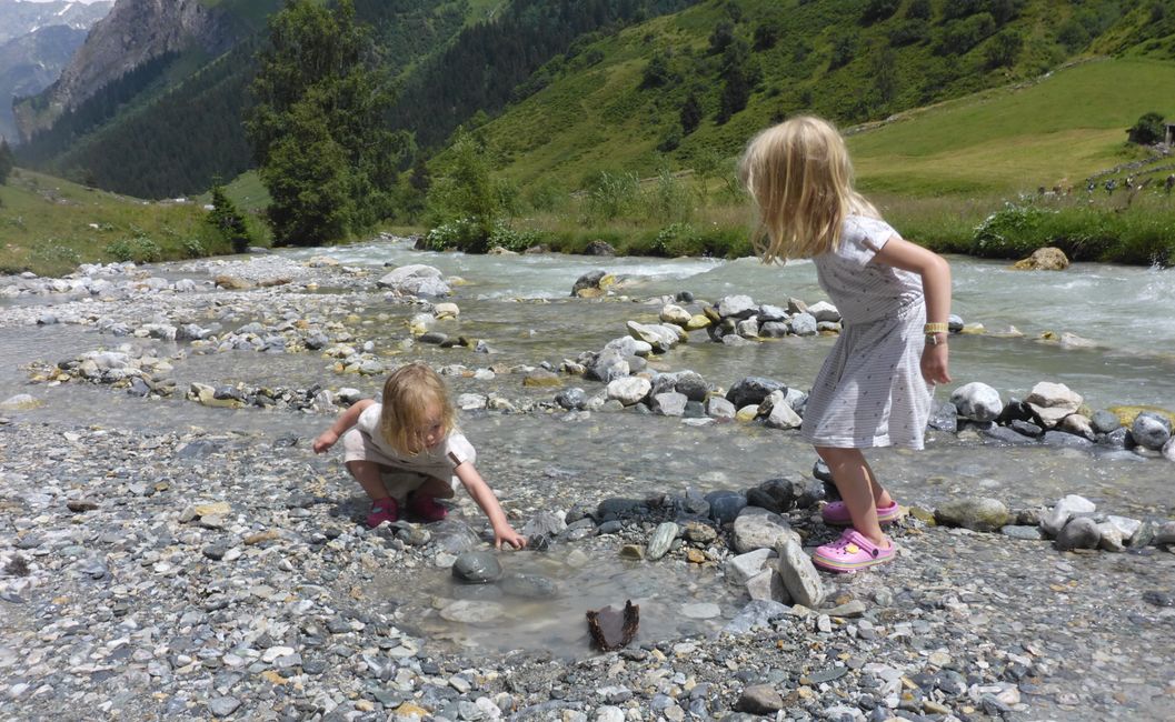 Spielen am Bach