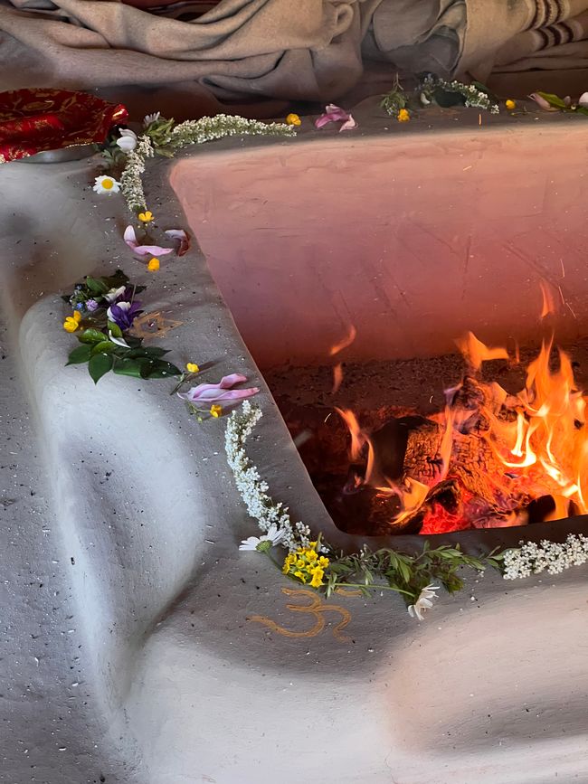 Havan (Feuerzeremonie) im Dhuni