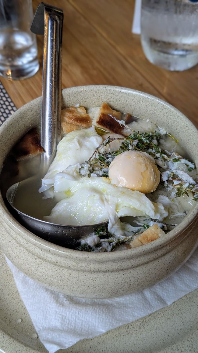 Traditionelle Brotsuppe mit Ei