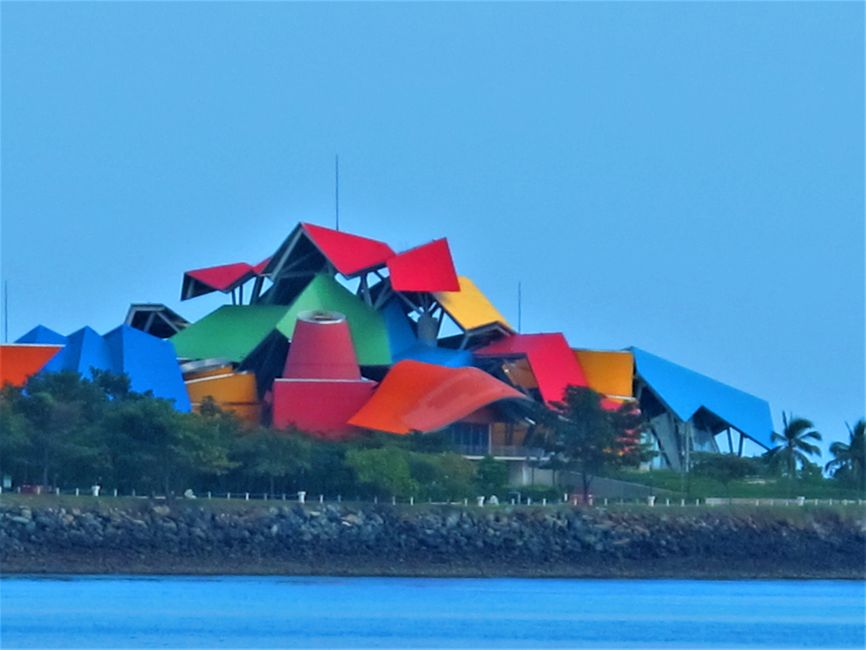 Museo de la diversidad, diseñado por el arquitecto Frank O. Gehry, justo antes de la ciudad de Panamá