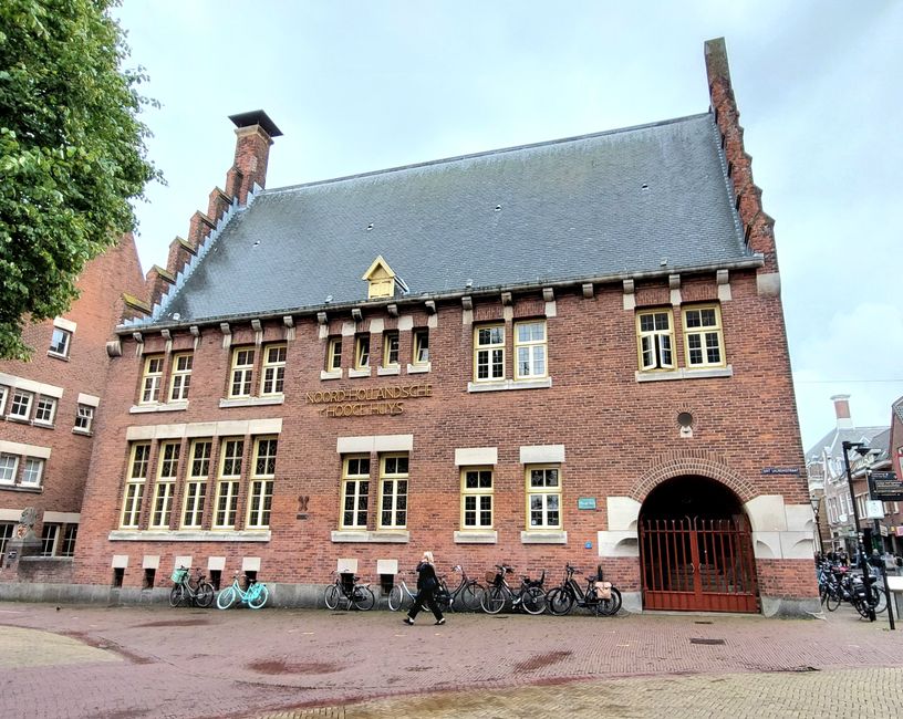 Le Hooge Huys est nommé d'après un bâtiment qui se tenait à cet endroit des siècles auparavant. Il s'agissait d'un palais municipal appelé Het Princenhof , qui a reçu le surnom de Hooge Huys car le complexe possédait une haute tour en brique.