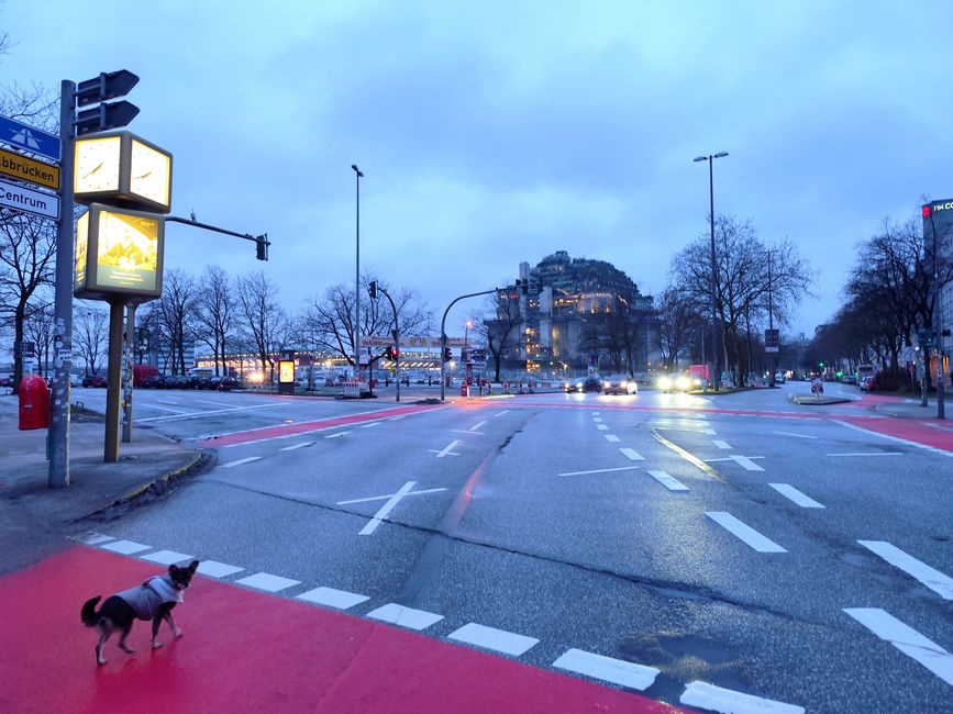 Hamburg St Pauli - une expérience ! Au musical , Tarzan', je n'ai pas pu entrer. Mais à l'hôtel, Der Bunker', juste à côté du stade de St. Pauli, c'était vraiment quelque chose de spécial ! La promenade au bord de l'Aussenalster a ensuite été😆😉😊