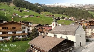 Blick vom Balkon und von der Straße