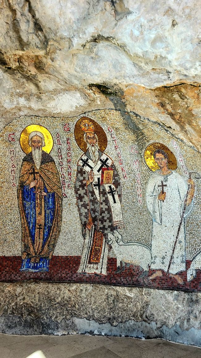 Monastero di Ostrog e un campeggio sul fiume