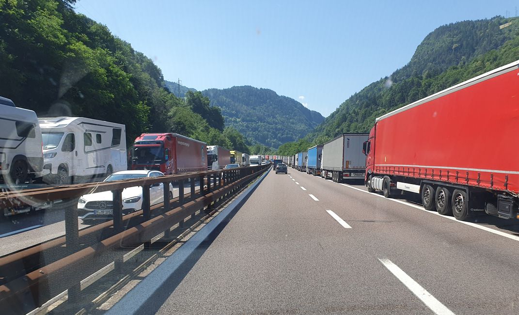 Embouteillage de camions sur le chemin vers Bolzano
