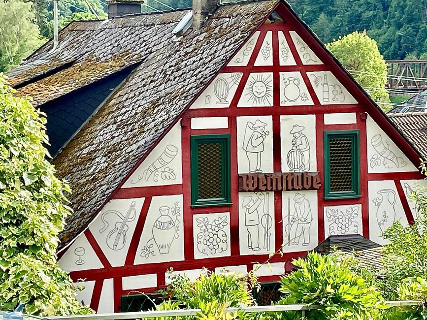 A beautifully decorated house in Obernhof.