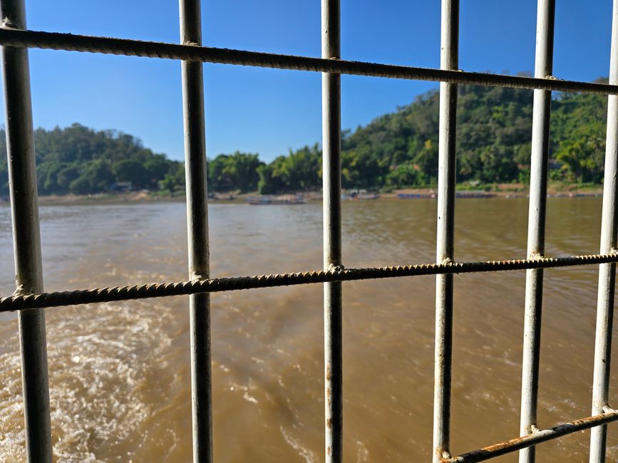 Une journée au bord de la rivière et les petits temples de l'autre côté de la rivière