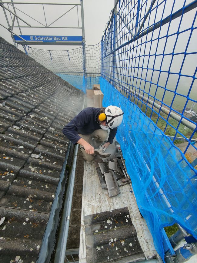 Corte de las tejas de concreto