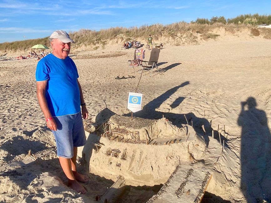 Nach mehrtägiger Schwerstarbeit präsentiert uns Martin stolz seine Burg ... :-)