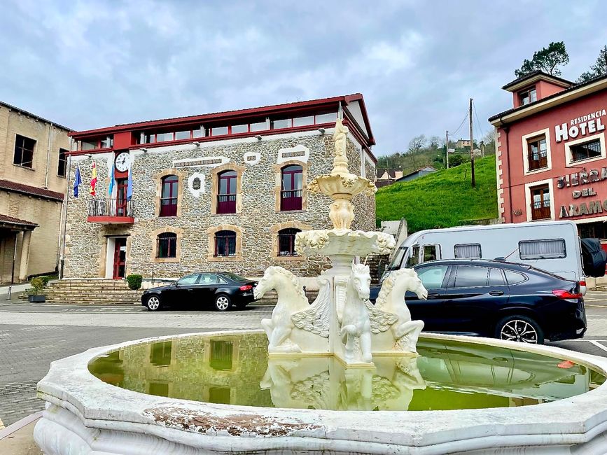 In La Vega: Die Touristen-Info geschlossen, rechts das Hotel Residencia, in dem Icke vergeblich um einen Stempel bat.