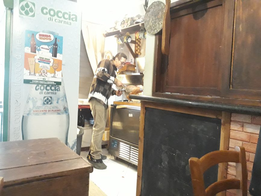 Le sandwiche, qui était encore devant moi, est maintenant coupé pour un client.