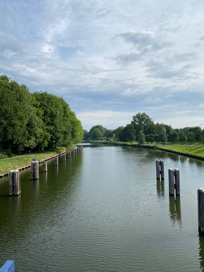 Auf dem Weg zum Campingplatz eine große stille Wasserstraße