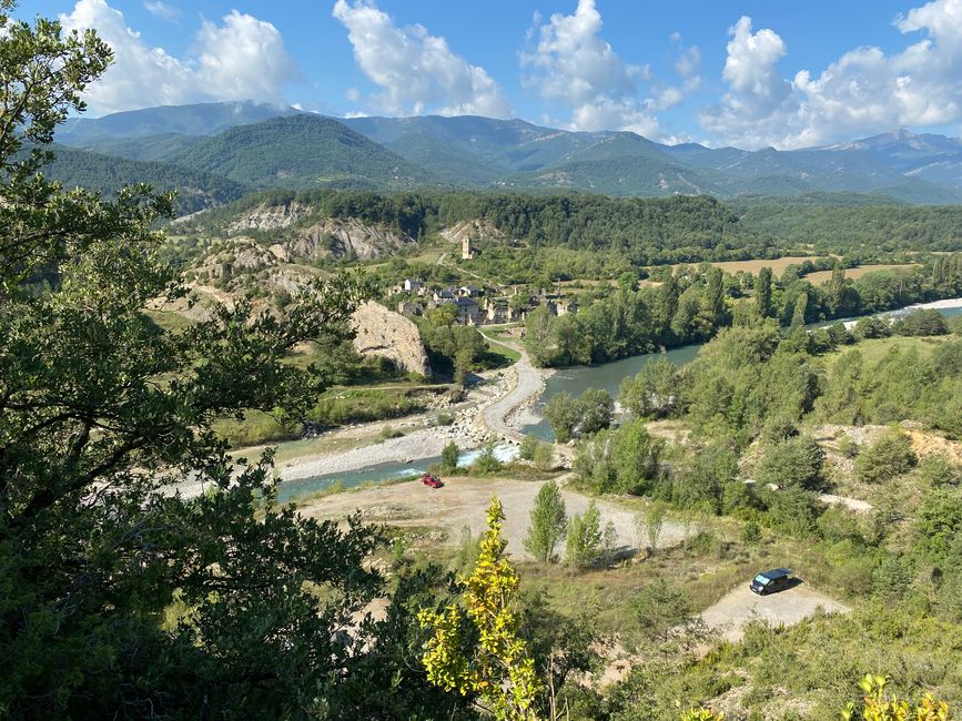 Desde el mirador descubrimos este pueblo abandonado junto a un río