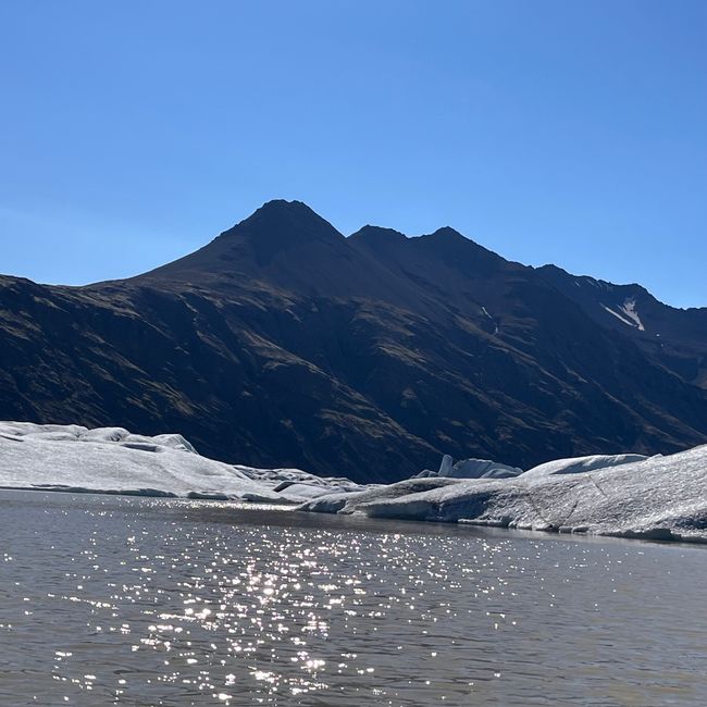 Faire du kayak sur le lac glaciaire