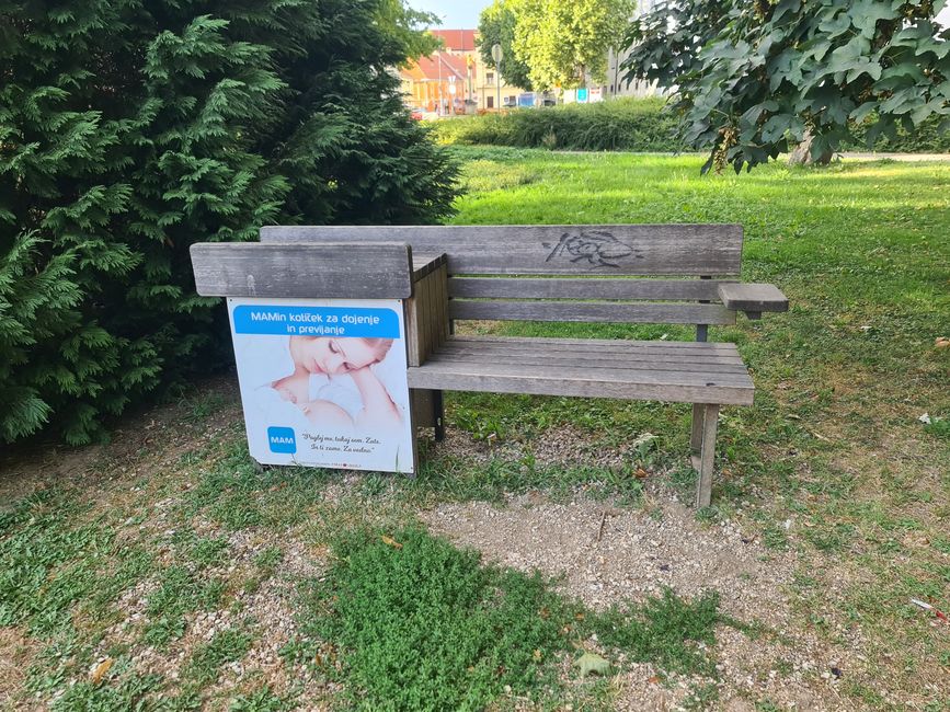 wahre Innovation in Ptuj, eine Bank mit Wickelgelegenheit.