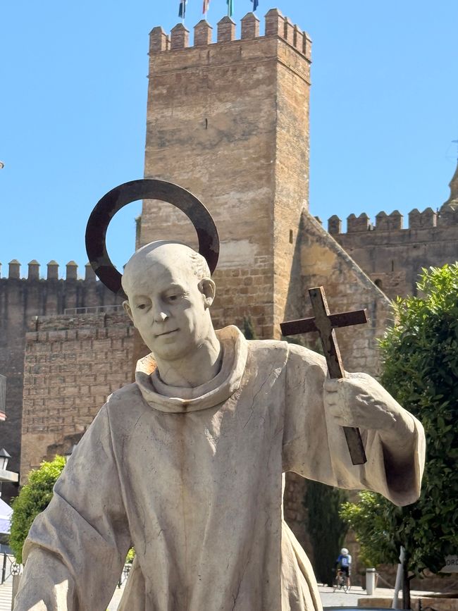 San Pedro und im Hintergrund der Alcazar de Puerta de Sevilla. 