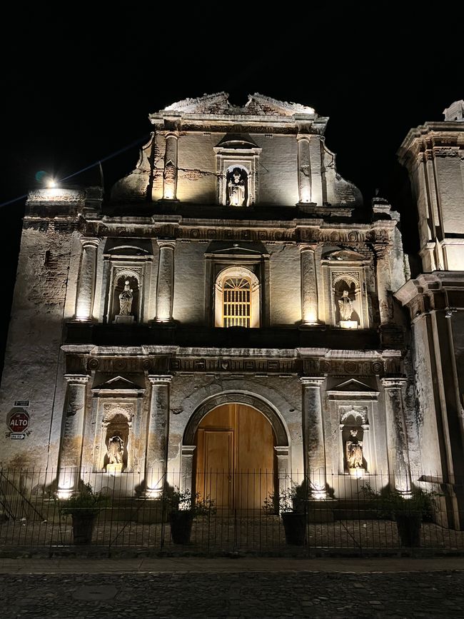 Eine der schönen Fassaden bei Nacht