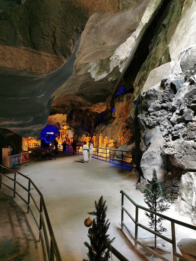 À l'intérieur de la grotte, l'histoire de Ramayana est illustrée ...