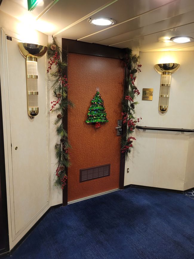 Tag 43: Suitengäste bekommen extra Weihnachtsschmuck an die Kabinentür