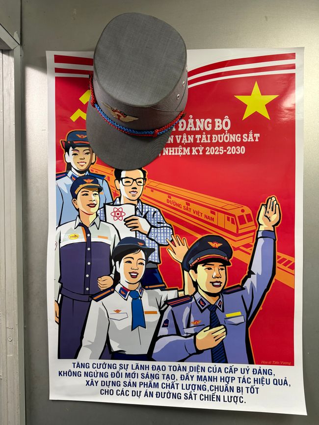 Affiche dans le train - et beau chapeau