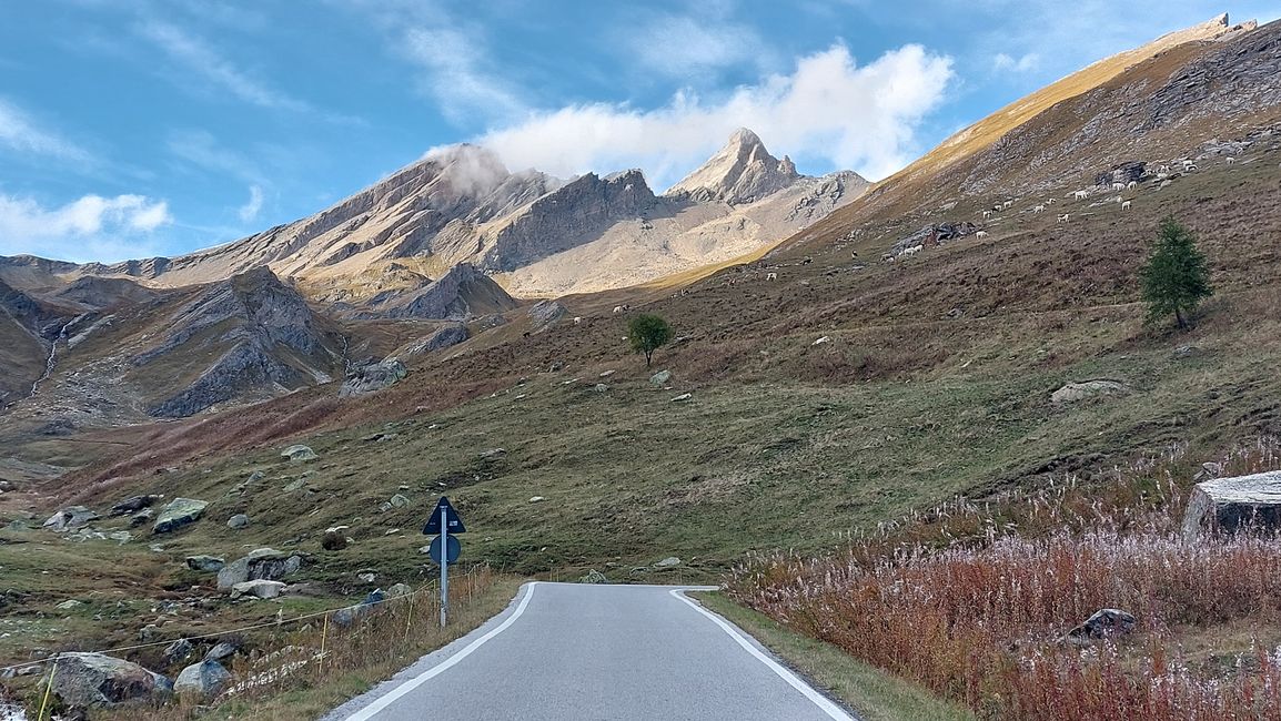 unterhalp des Passo d'Agnello