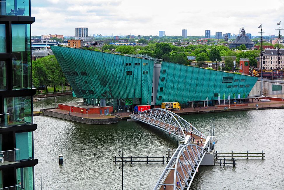 Depuis le Nemo, en arrière-plan, le musée maritime
