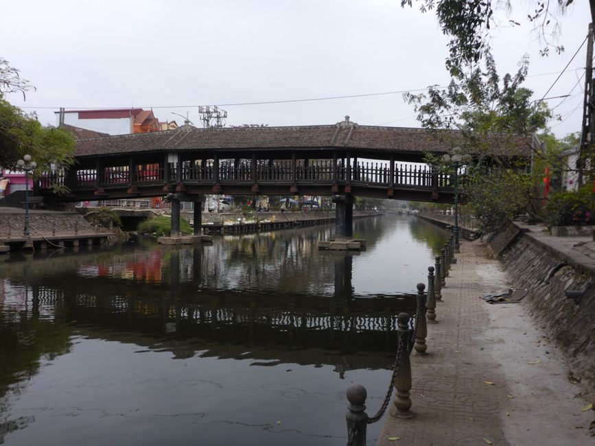 Pont en bois à Phat Diem
