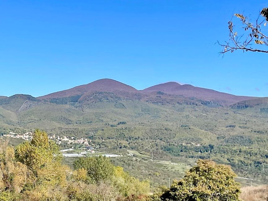 Die Gipfel der Hügel leuchten schon  in den Herbstfarben.