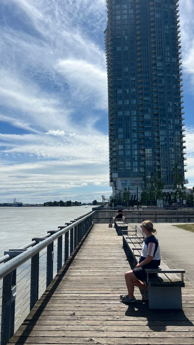 Corta caminata por el río justo frente a la puerta
