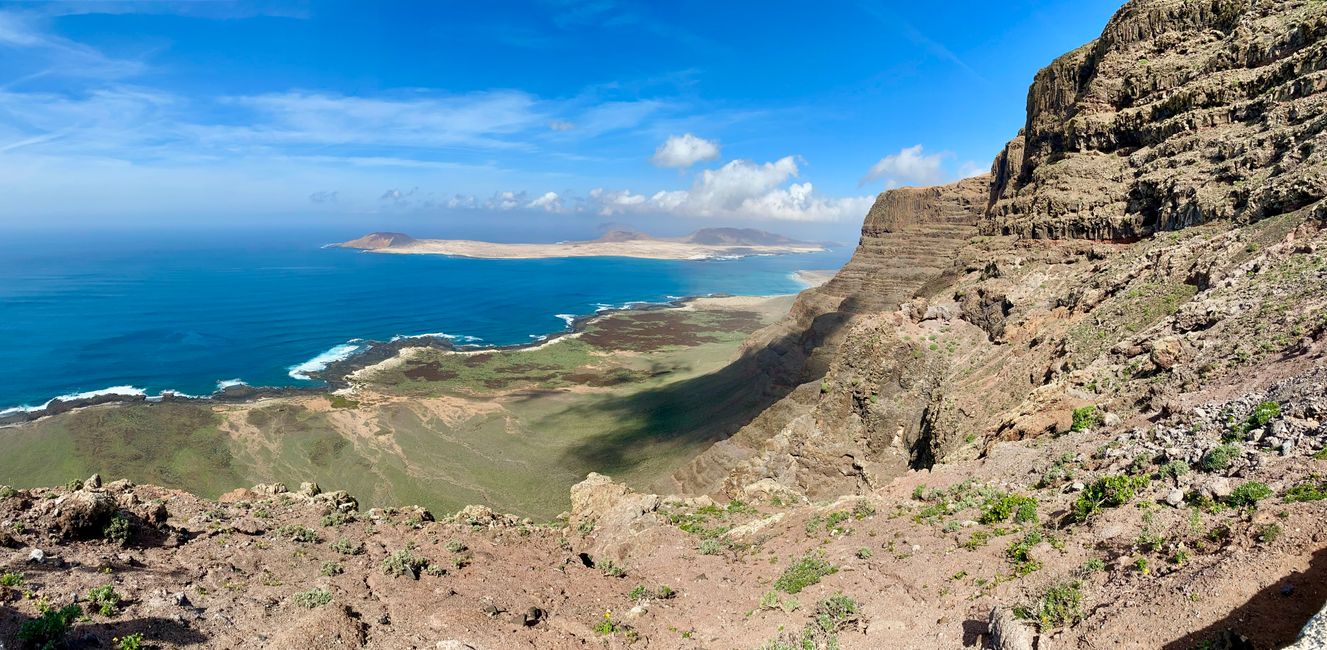 Un poco más adelante, en la costa oeste cerca de Famara, hay acumulaciones de arena