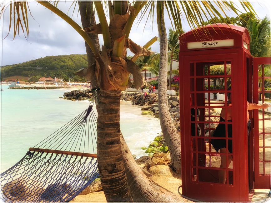 britische Telefonzell am Strand Antiqua