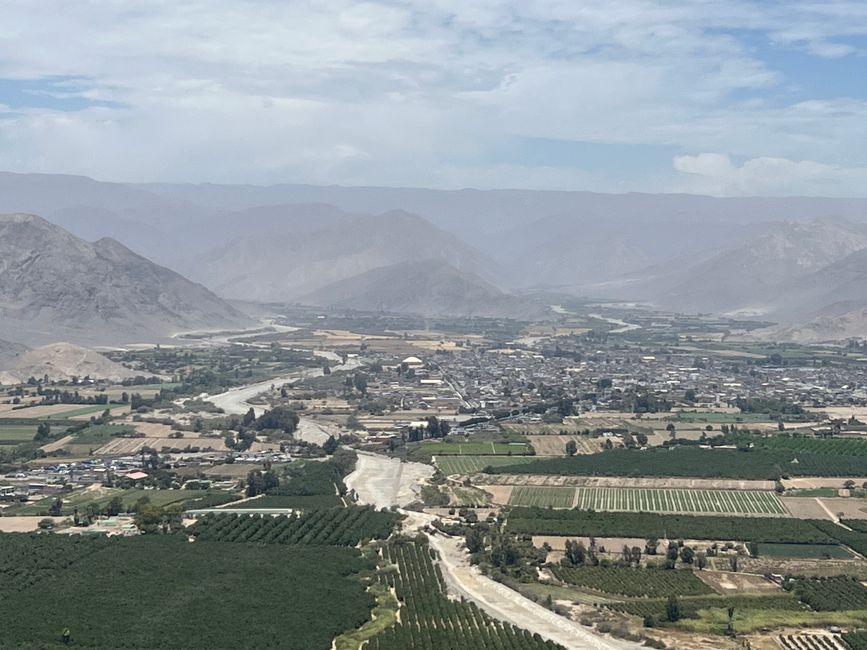 Et puis « enfin » la plaine avec les célèbres lignes de Nasca 🤩🤩… un autre site du patrimoine mondial. En bas, on peut bien voir la Panaméricaine, qui traverse la plaine de Nasca