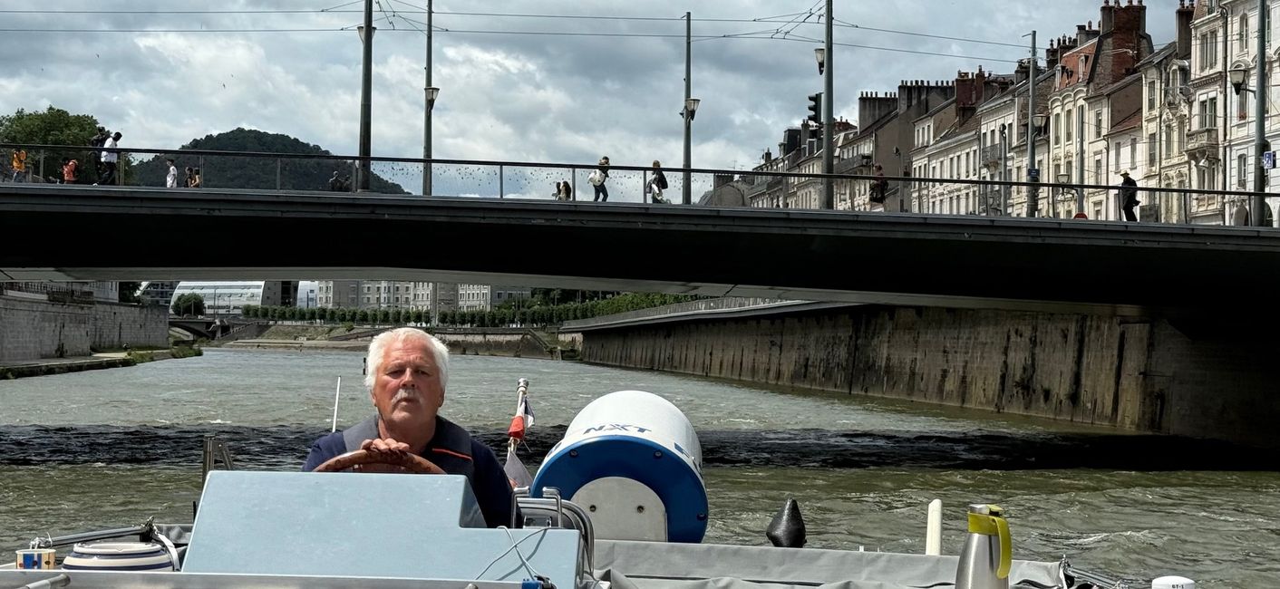 Sur la boucle du Doubs à Besançon