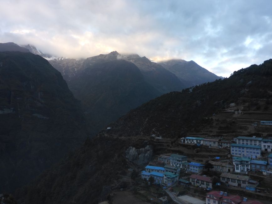 Heute hängen die Wolken tiefer über Namche