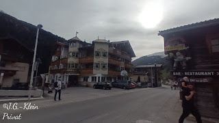 Blick vom Balkon und von der Straße
