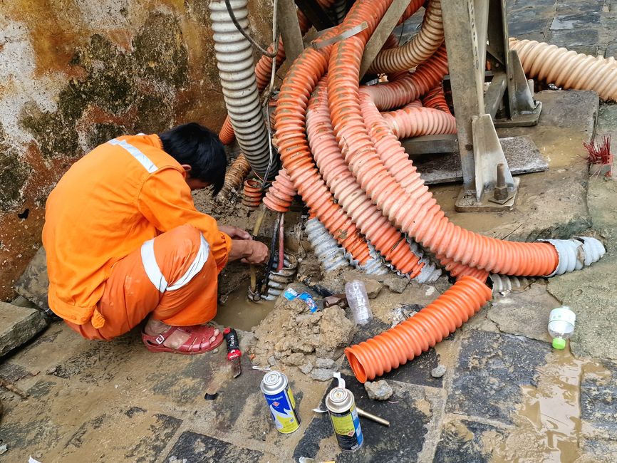 Vorüber die Flut.
Wer sah es wohl, du selig Land, 
wie dich die Welle überwand.