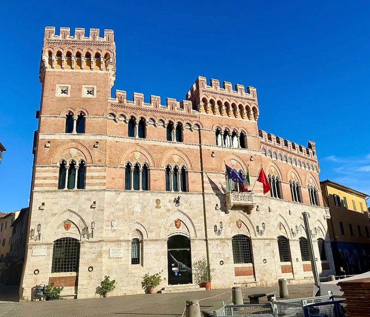 Rund um den Dante-Platz stehen das Rathaus ...