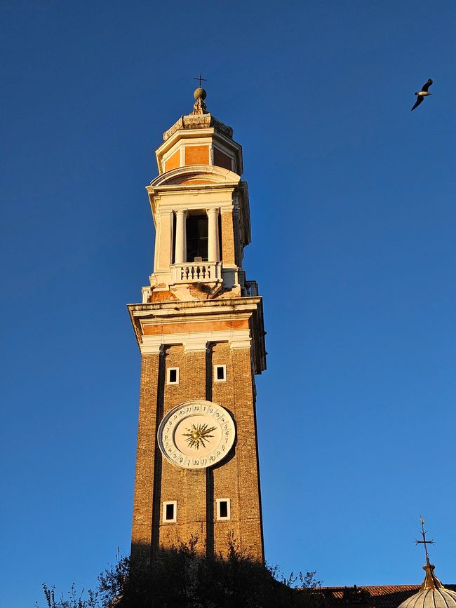 Turm mit venezianischer 24-Stunden-Uhr 