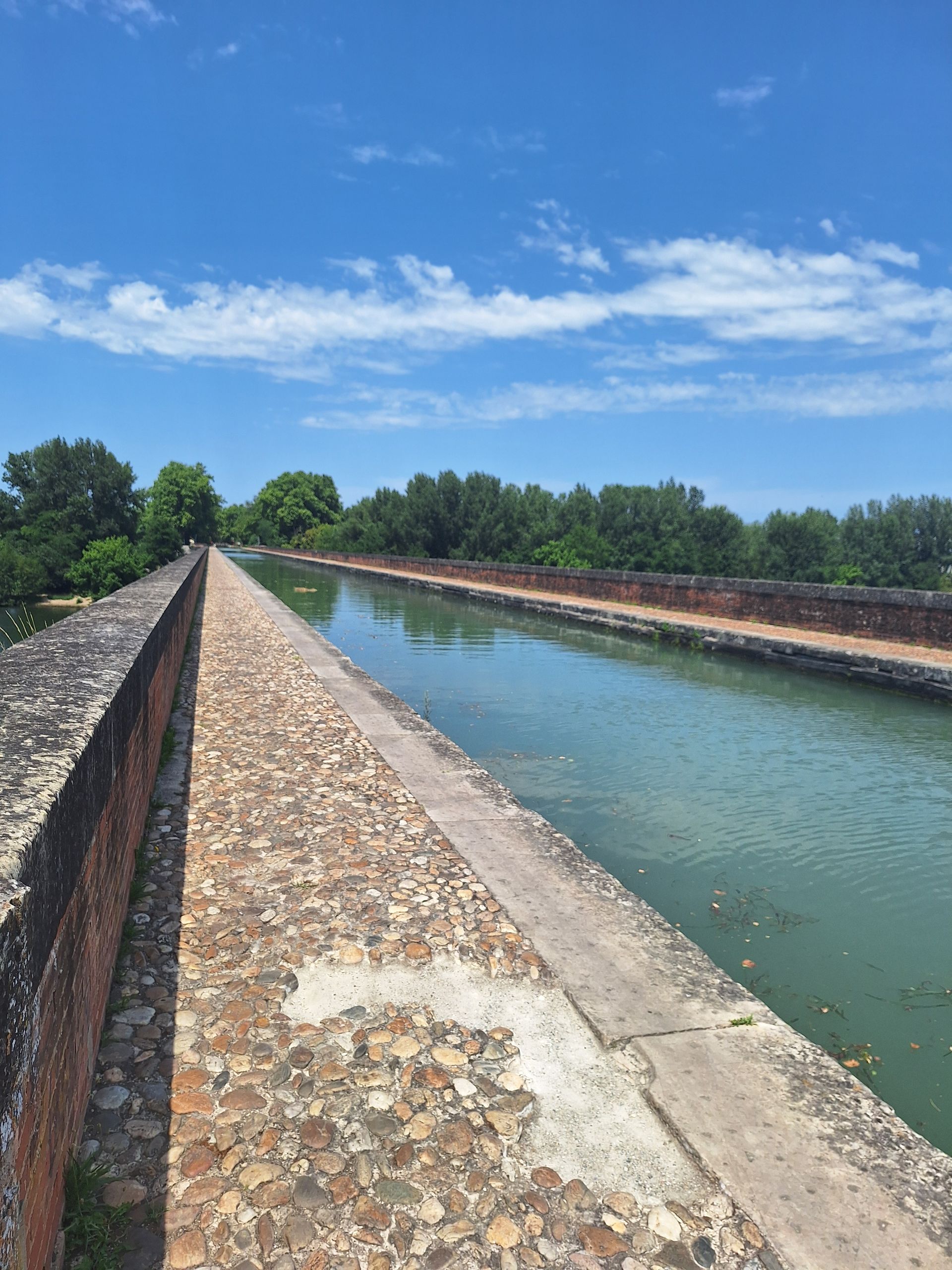 Ponte sul canale sopra il Tarn a Moissac
