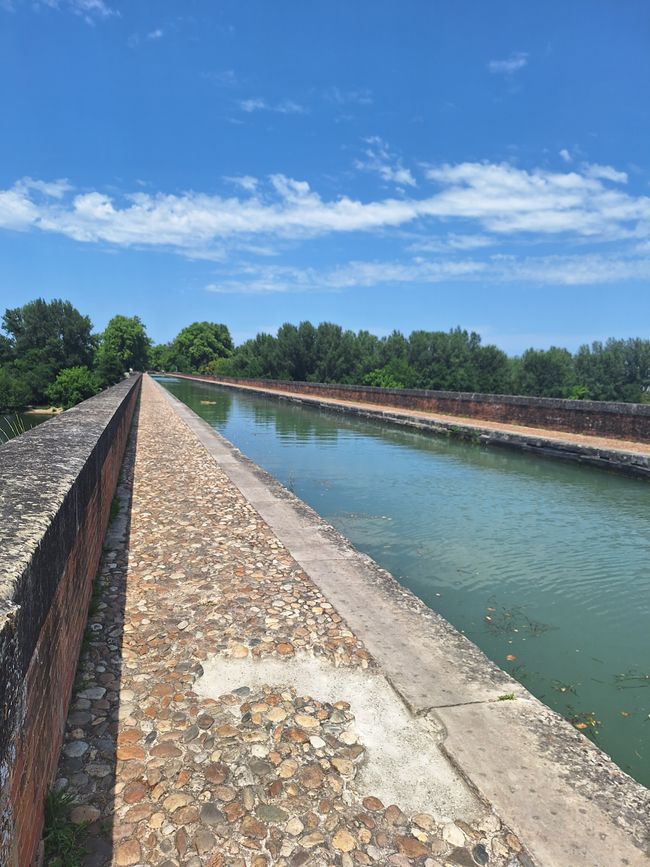 Ponte sul canale sopra il Tarn a Moissac