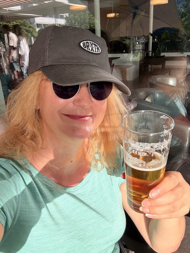 Cappello abbassato. La birra analcolica fornisce elettroliti