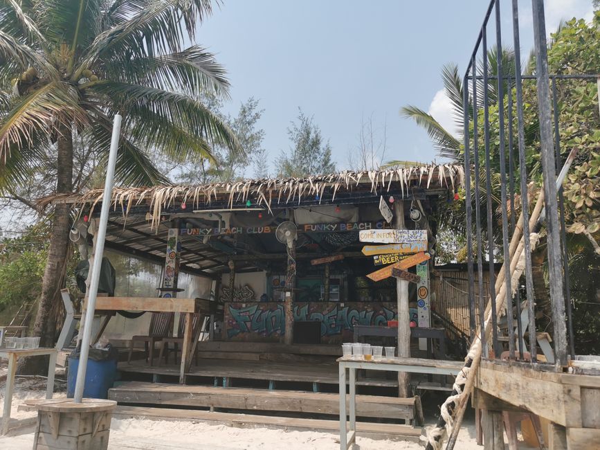 ... und wieder eine verlassene Strandbar ...