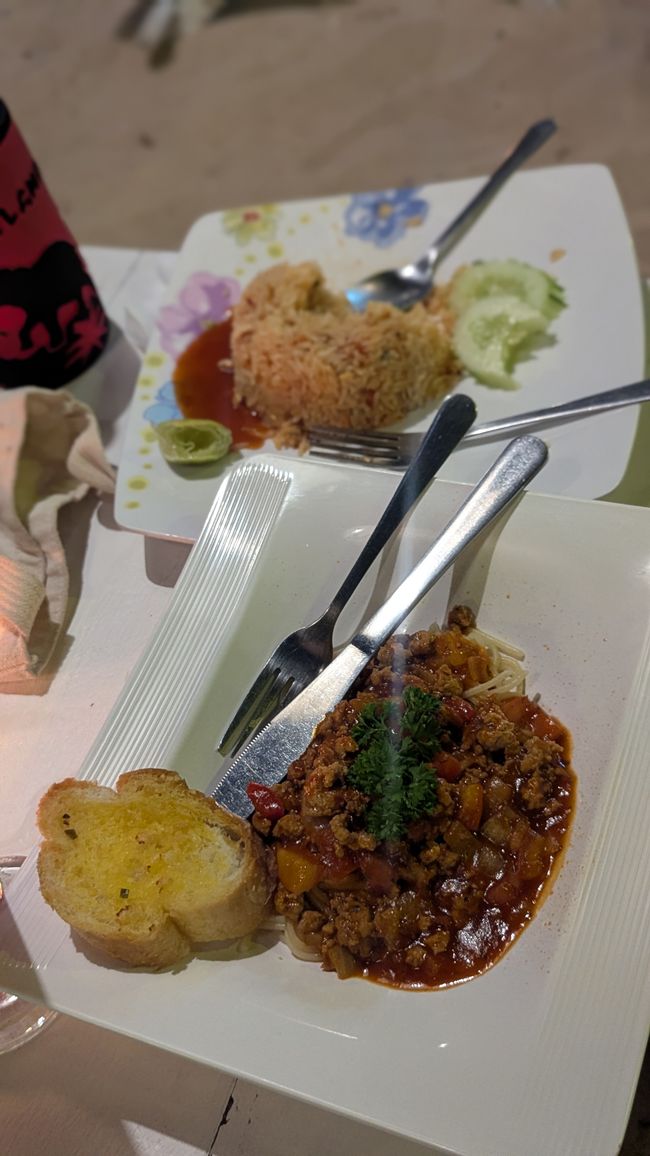 Pools und Strandliegen